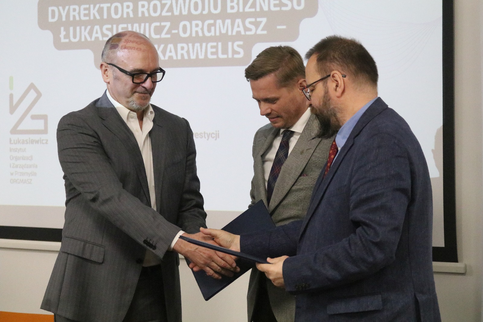 LSSE podjęła współpracę z Orgmasz. W tle samochody elektryczne