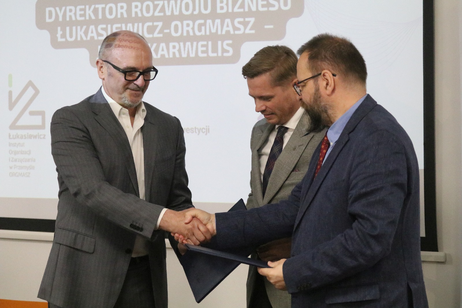 LSSE podjęła współpracę z Orgmasz. W tle samochody elektryczne