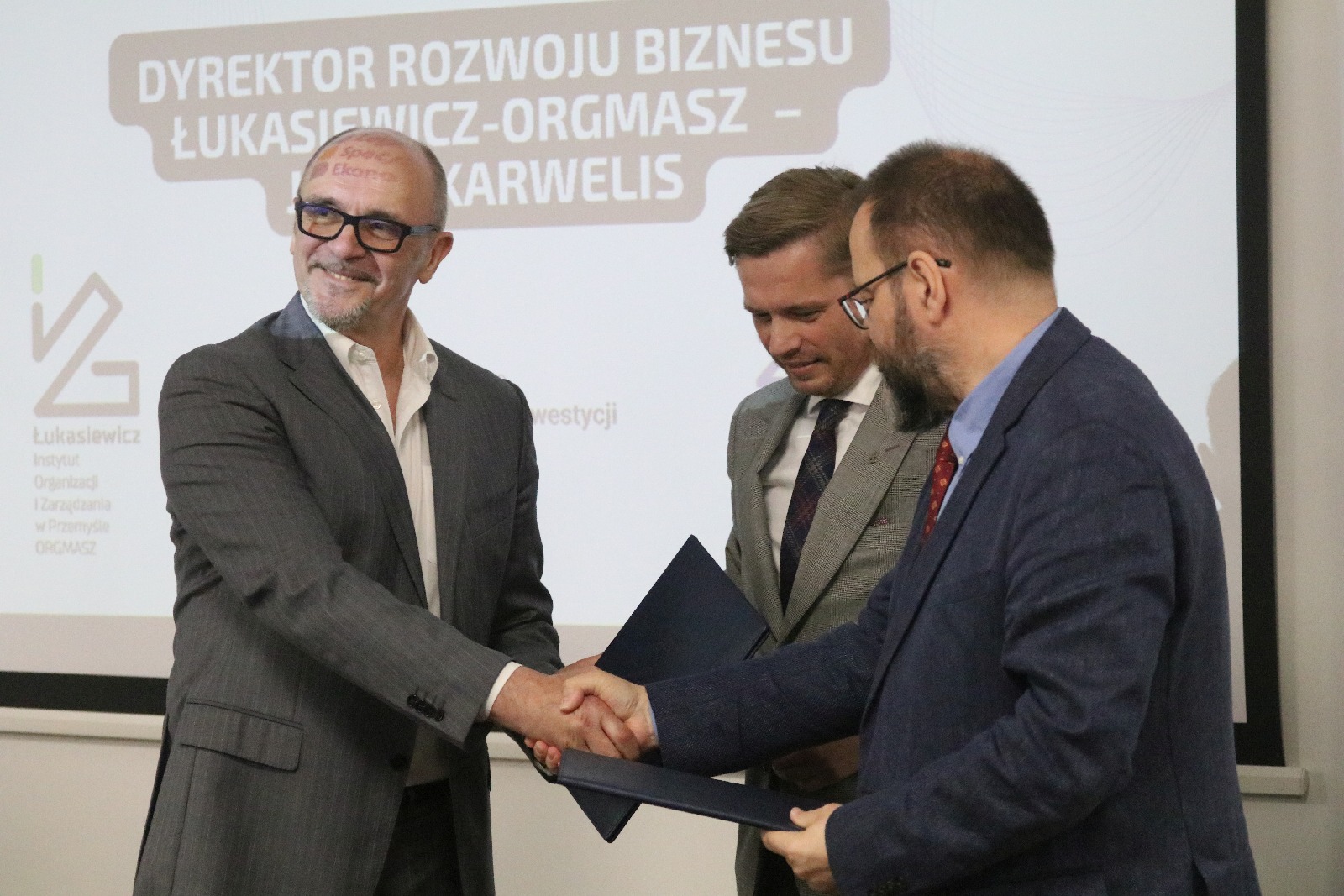 LSSE podjęła współpracę z Orgmasz. W tle samochody elektryczne