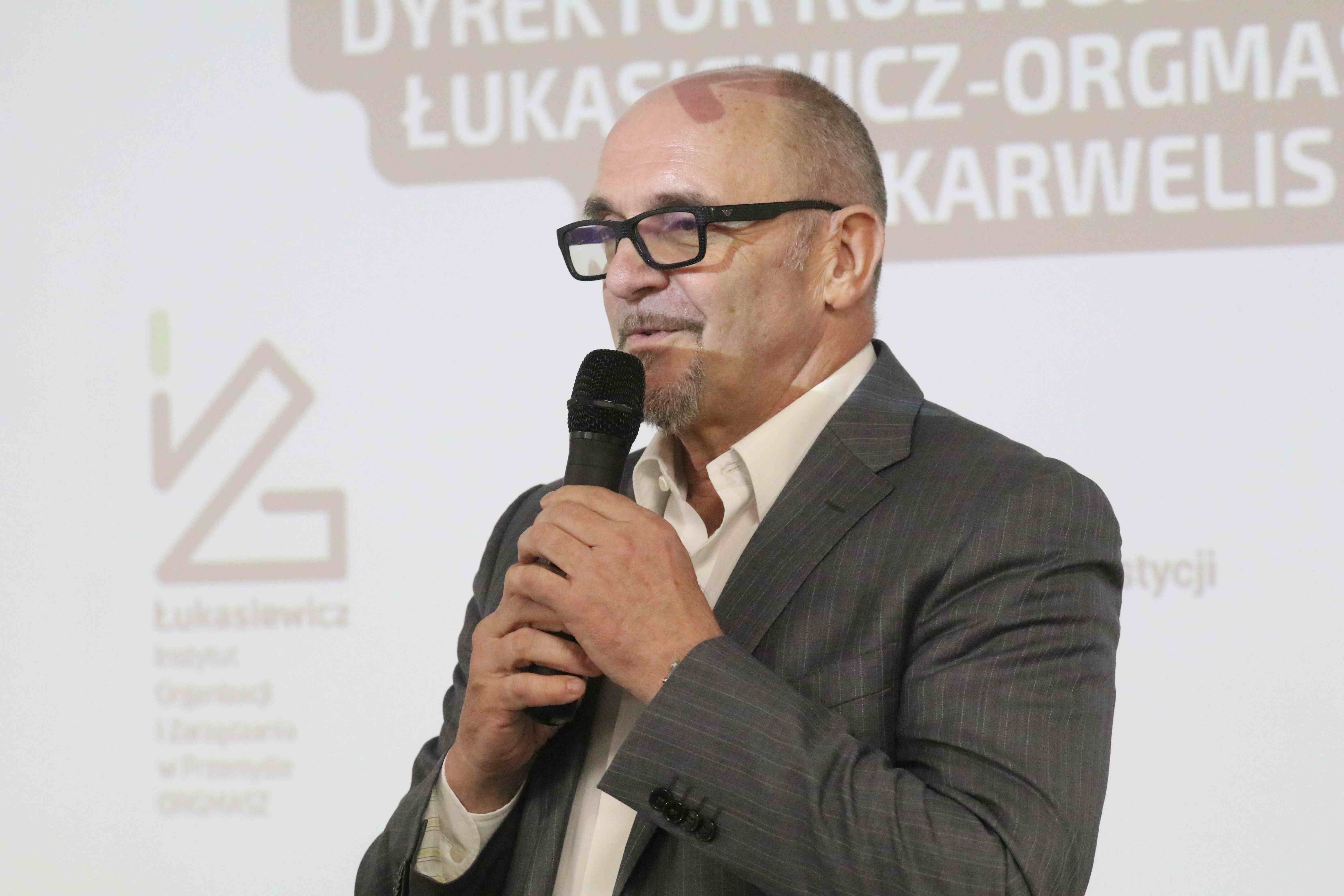 LSSE podjęła współpracę z Orgmasz. W tle samochody elektryczne