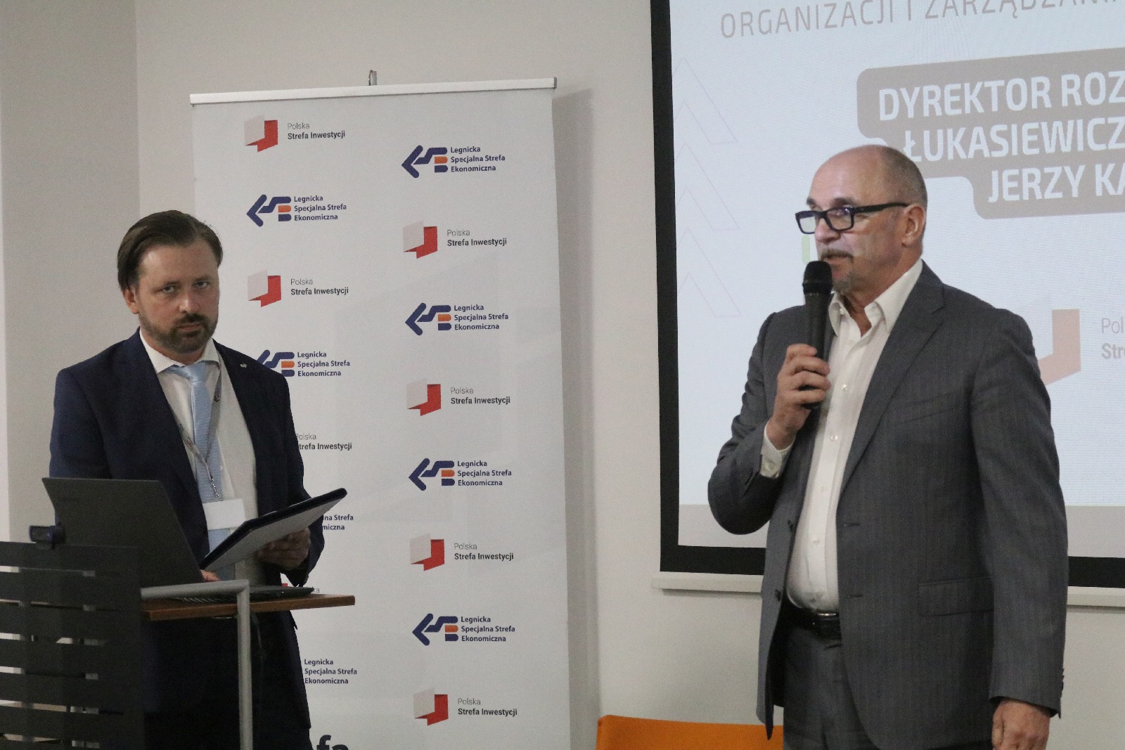 LSSE podjęła współpracę z Orgmasz. W tle samochody elektryczne