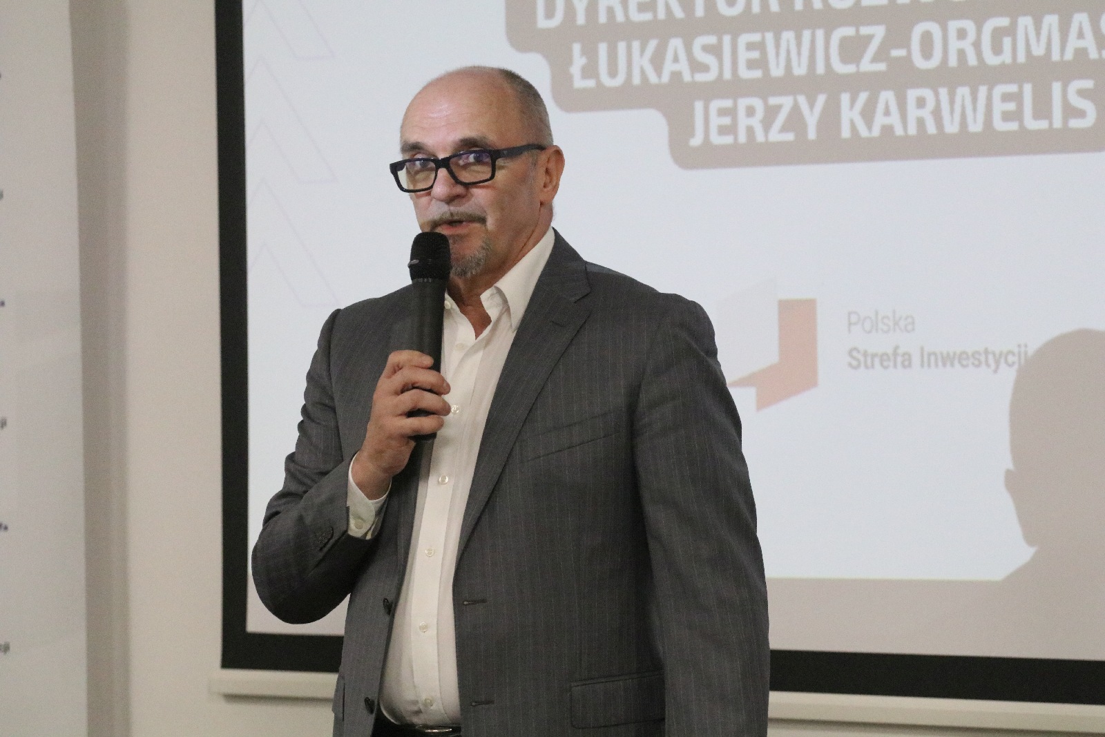 LSSE podjęła współpracę z Orgmasz. W tle samochody elektryczne