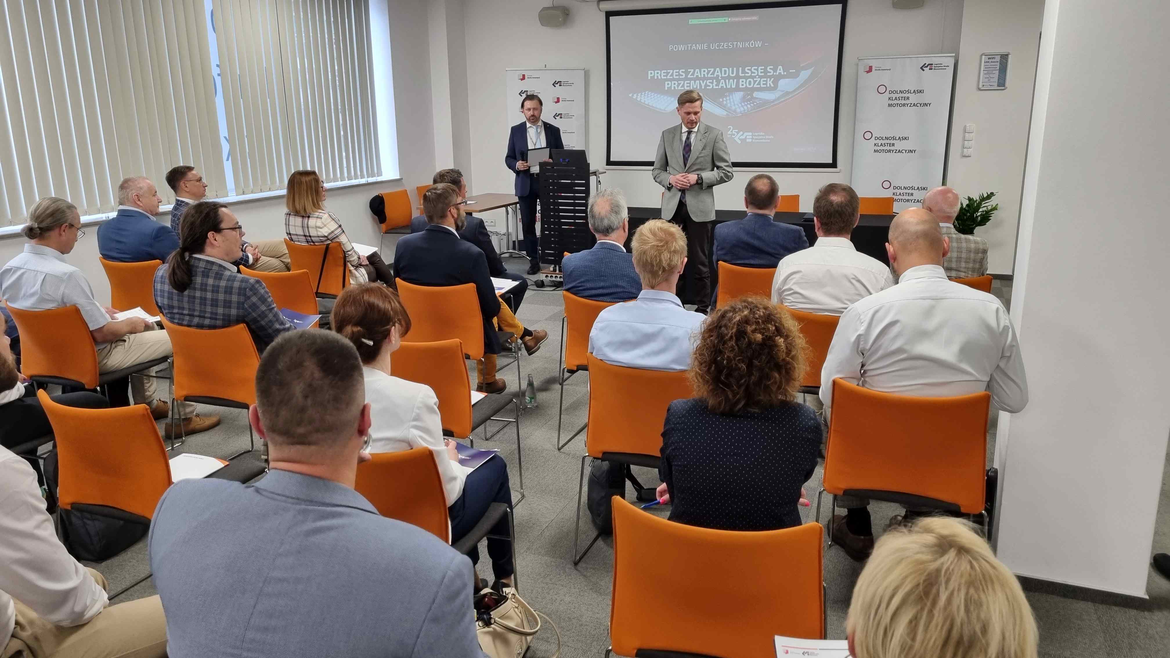 LSSE podjęła współpracę z Orgmasz. W tle samochody elektryczne