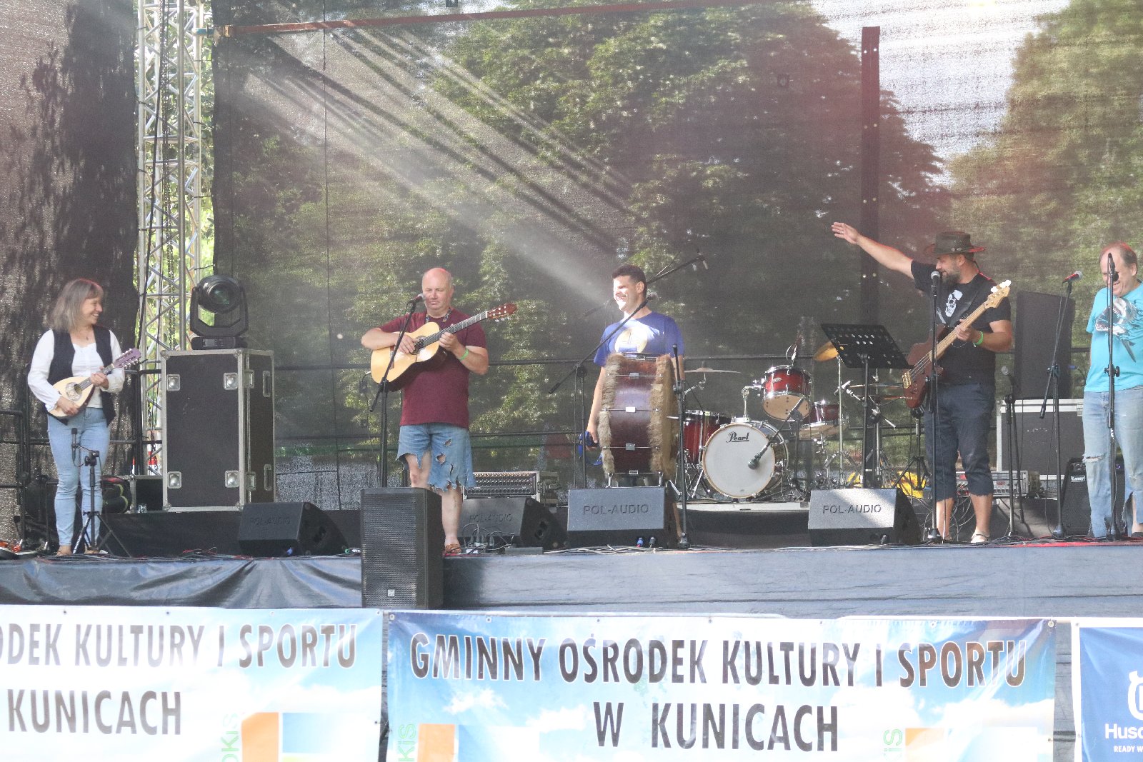 Pierwsze zespoły wystąpiły na kunickiej scenie. Szanty trwają