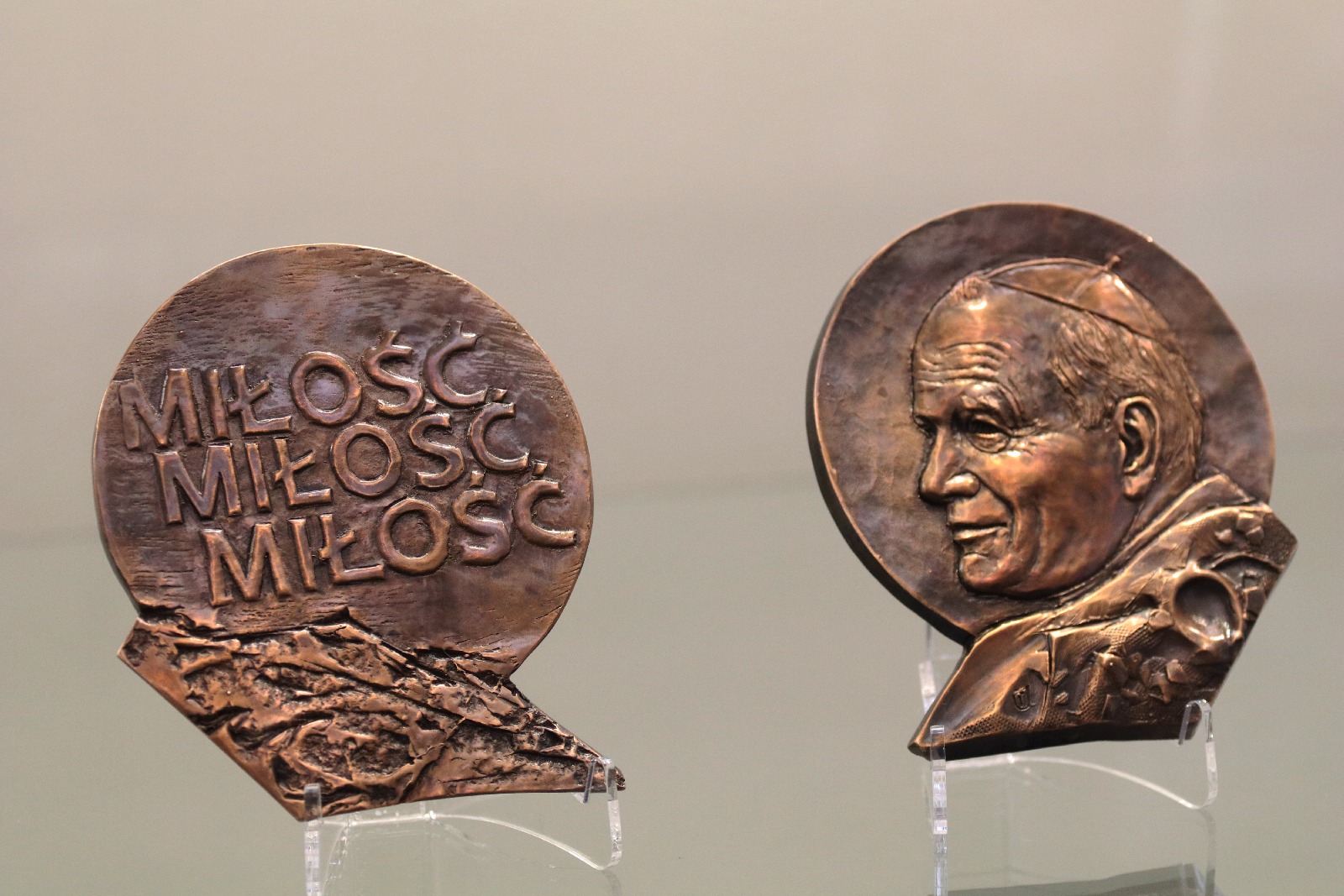 Wystawa pamięci Bernarda Adamowicza w Muzeum Miedzi