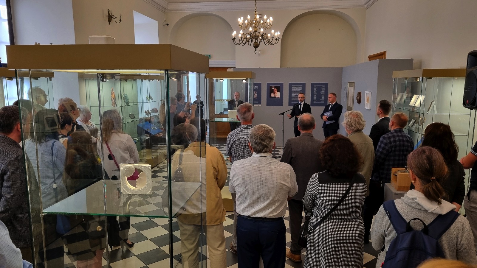 Wystawa pamięci Bernarda Adamowicza w Muzeum Miedzi