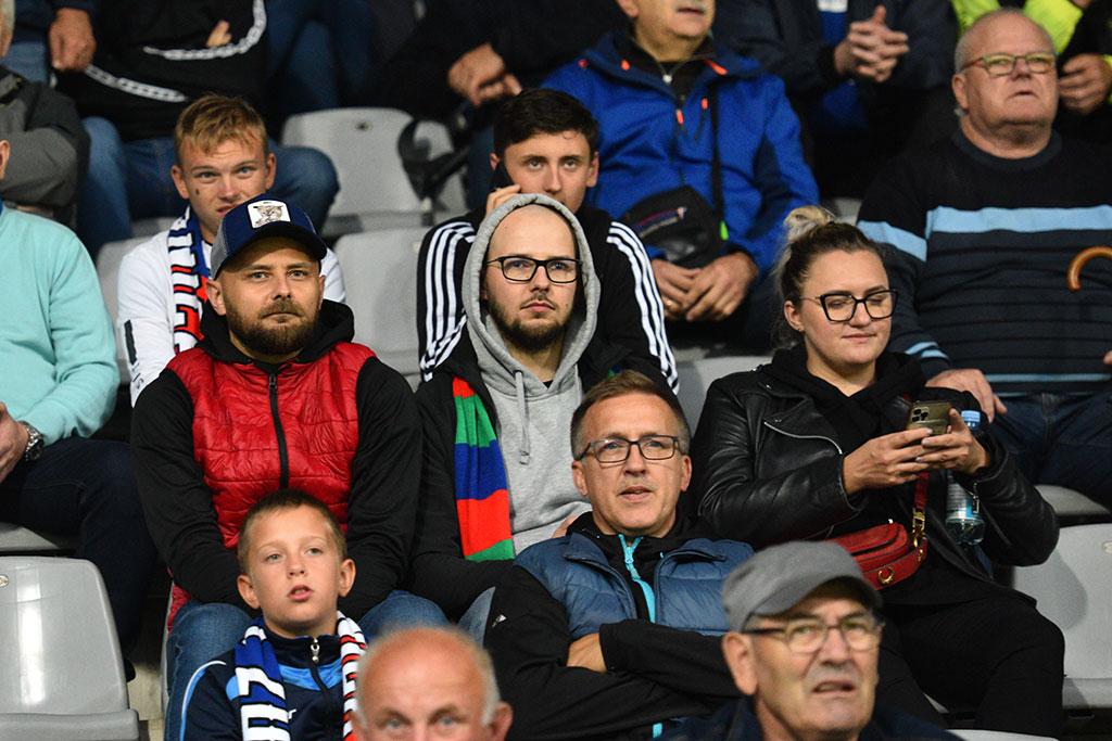 Mimo deszczu na trybunach zasiadło ponad cztery tysiące kibiców