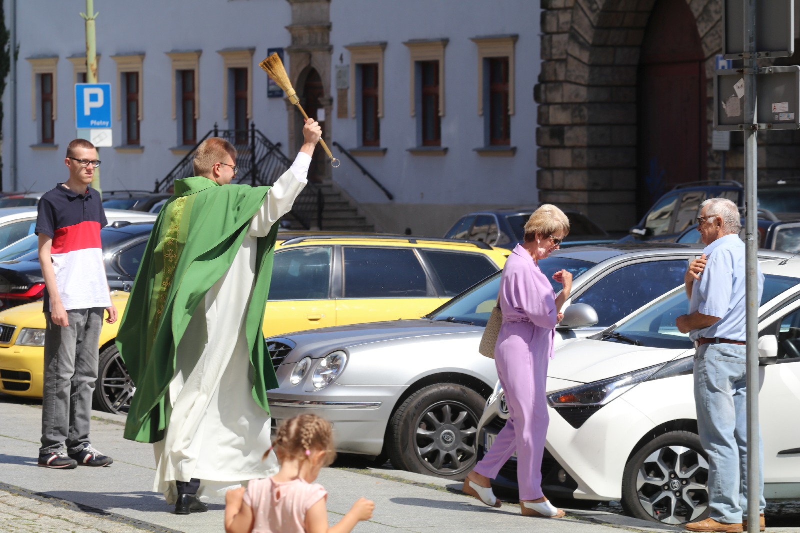 Na placu Katedralnym parafianie poświęcili swoje auta
