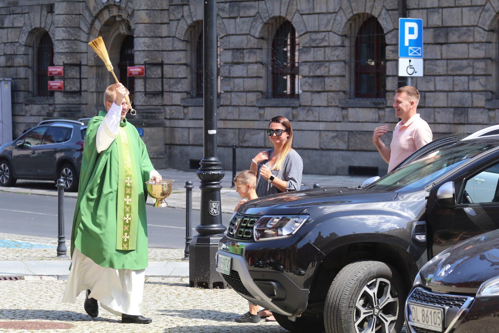 Na placu Katedralnym parafianie poświęcili swoje auta
