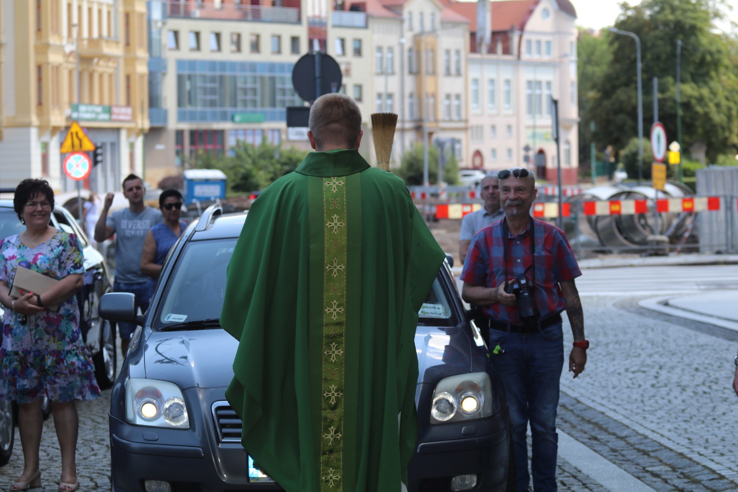 Na placu Katedralnym parafianie poświęcili swoje auta
