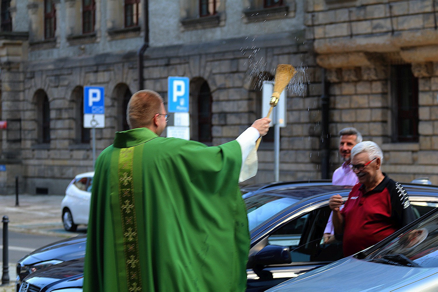 Na placu Katedralnym parafianie poświęcili swoje auta
