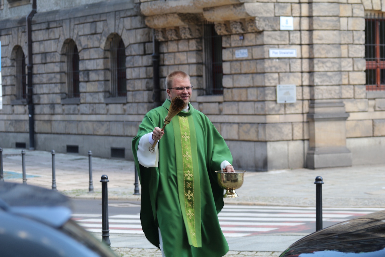 Na placu Katedralnym parafianie poświęcili swoje auta
