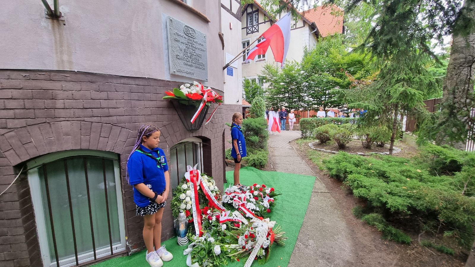 Kilkadziesiąt osób przyszło pod nową tablicę Szarych Szeregów