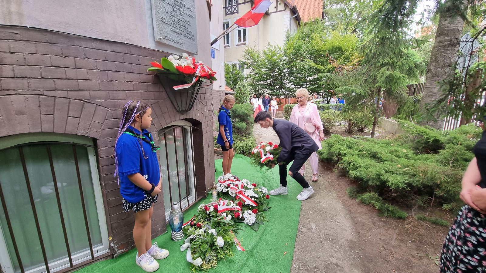 Kilkadziesiąt osób przyszło pod nową tablicę Szarych Szeregów