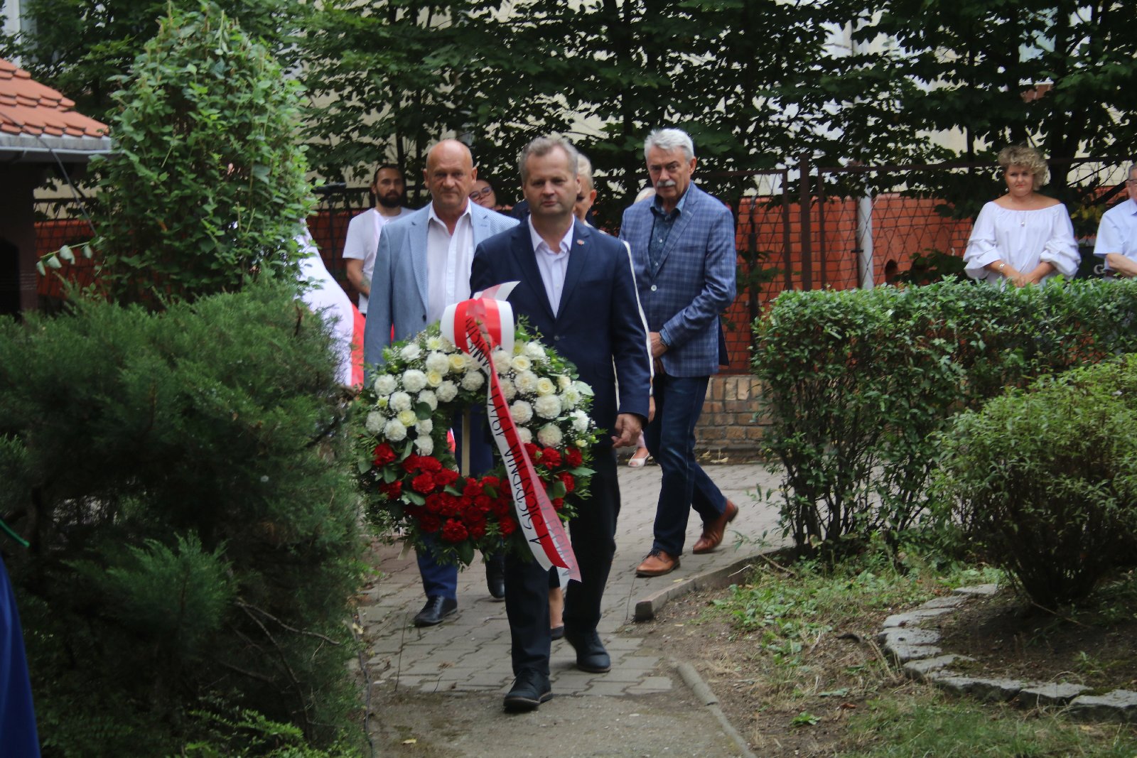 Kilkadziesiąt osób przyszło pod nową tablicę Szarych Szeregów