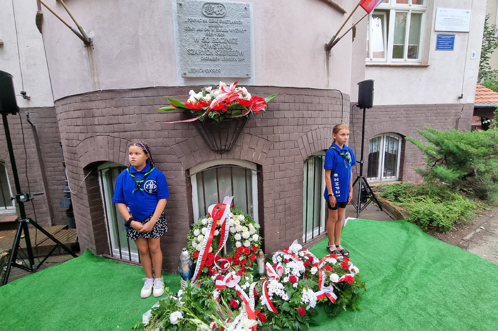 Kilkadziesiąt osób przyszło pod nową tablicę Szarych Szeregów