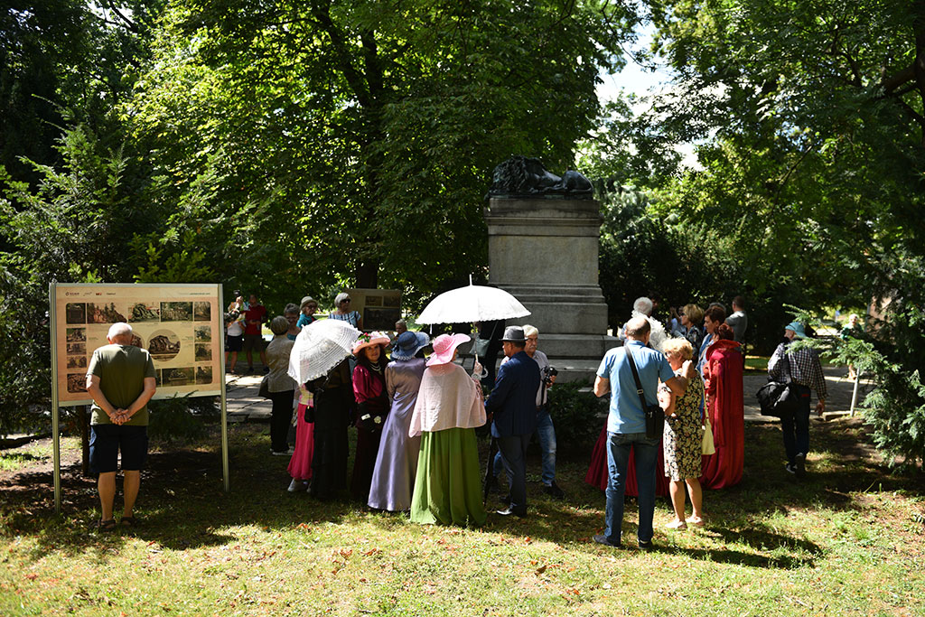 Poznaliśmy historię lwa śpiącego w Parku Miejskim i jego twórcy