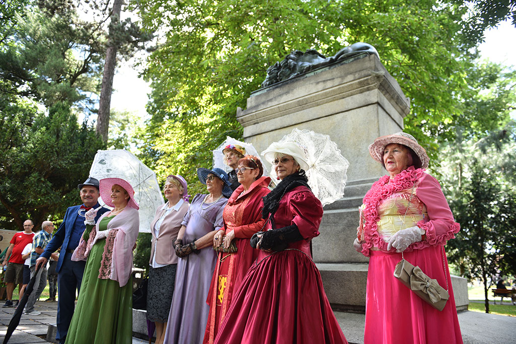 Poznaliśmy historię lwa śpiącego w Parku Miejskim i jego twórcy