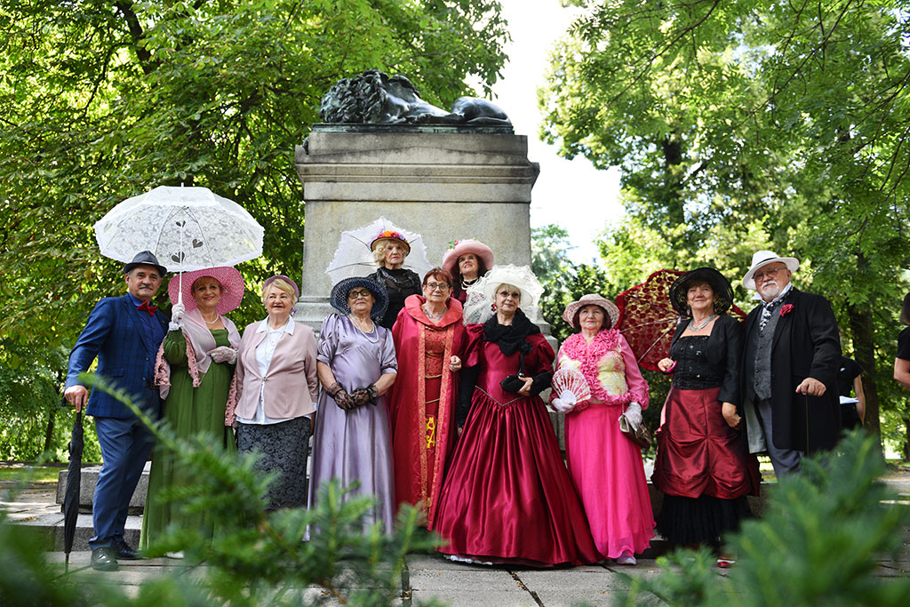 Poznaliśmy historię lwa śpiącego w Parku Miejskim i jego twórcy