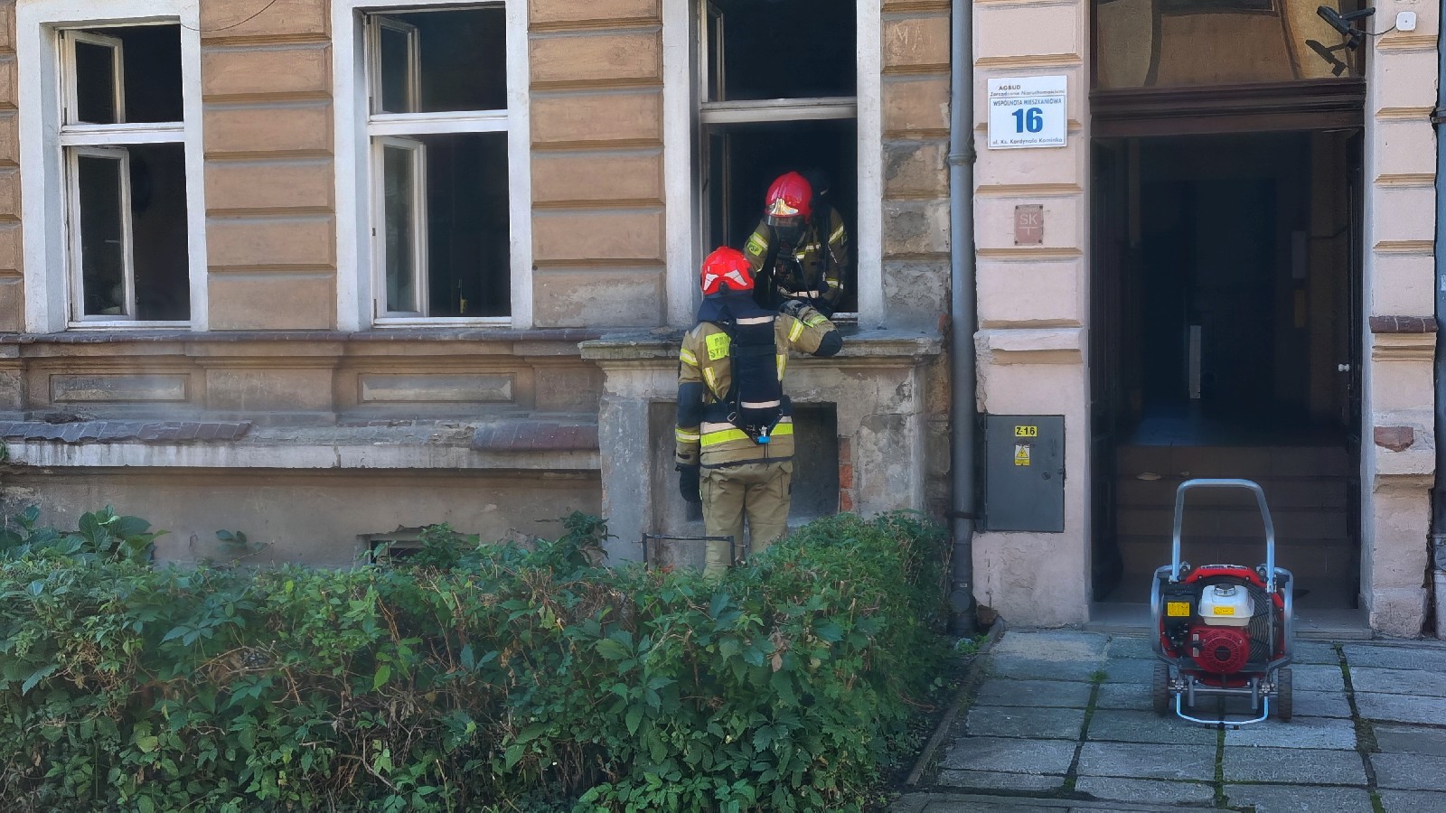 Niedzielna akcja strażaków. Mieszkanie całkowicie zniszczone