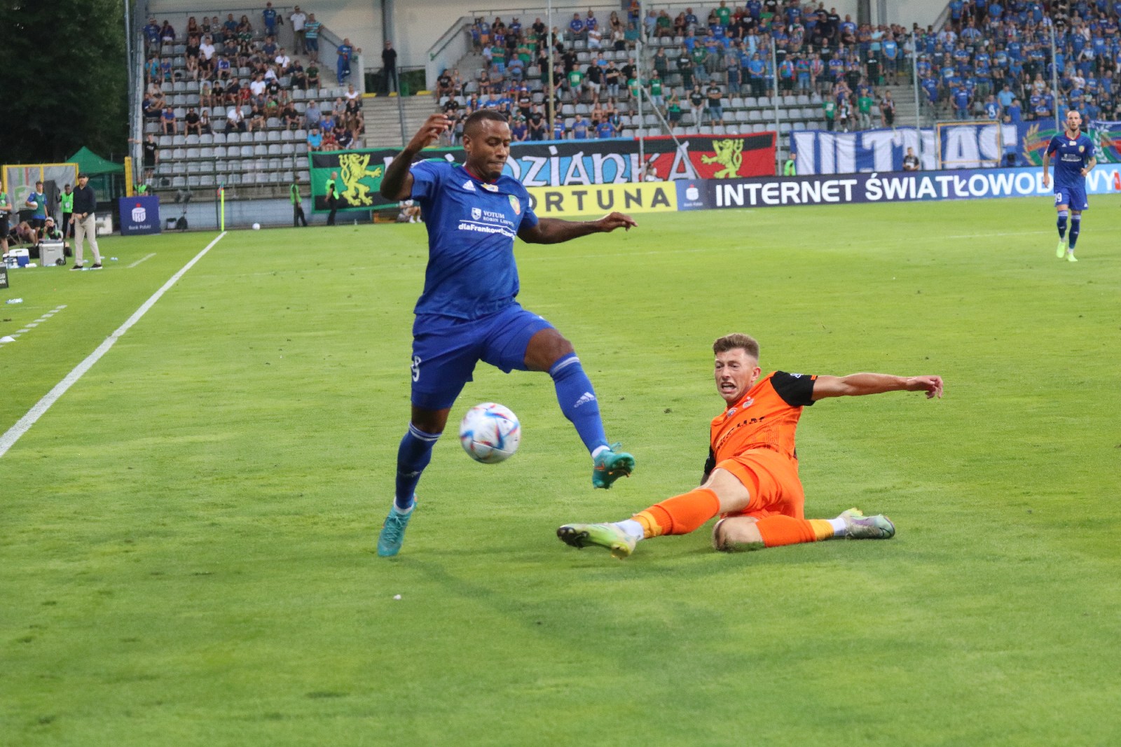 Miedź Legnica przegrywa derby z Zagłębiem Lubin