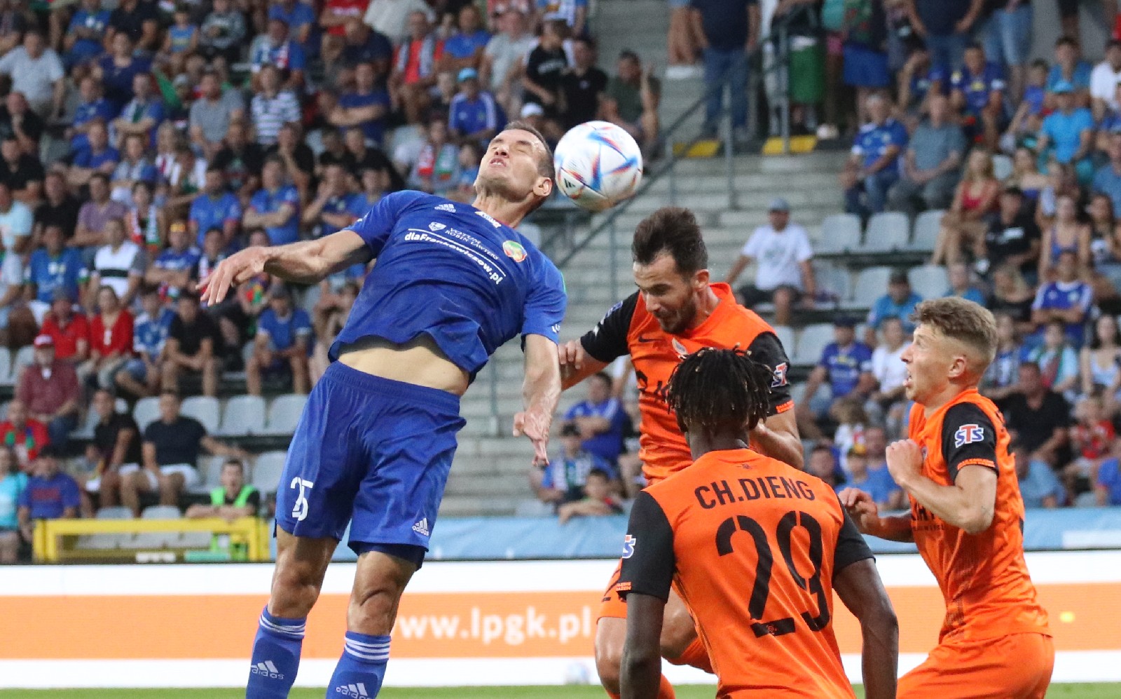 Miedź Legnica przegrywa derby z Zagłębiem Lubin