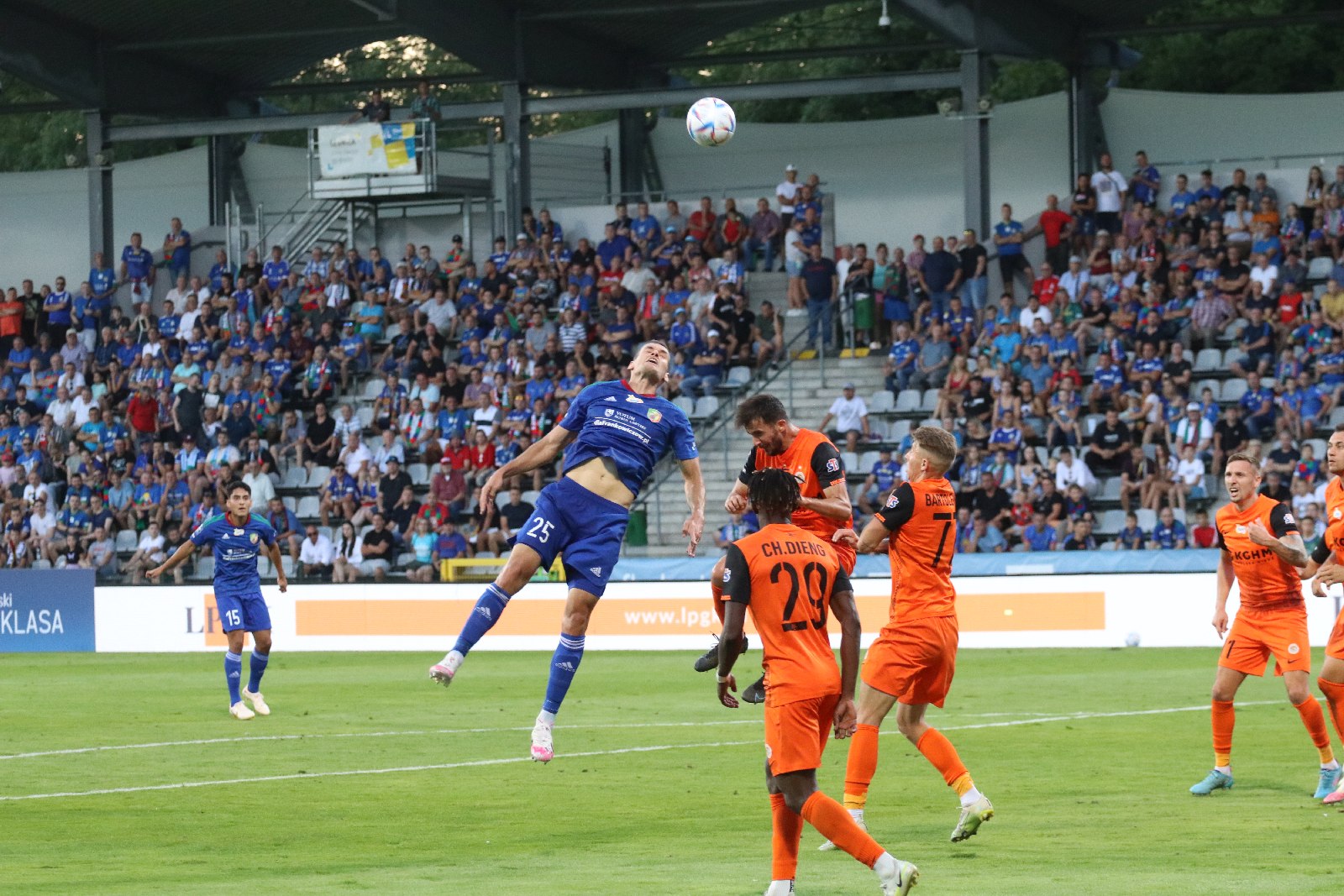 Miedź Legnica przegrywa derby z Zagłębiem Lubin