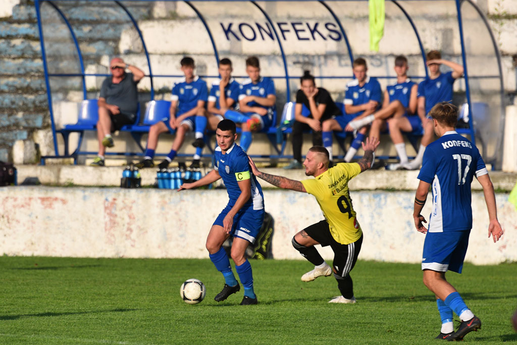 Konfeks Legnica na własnym boisku przegrywa z Zawiszą Serby