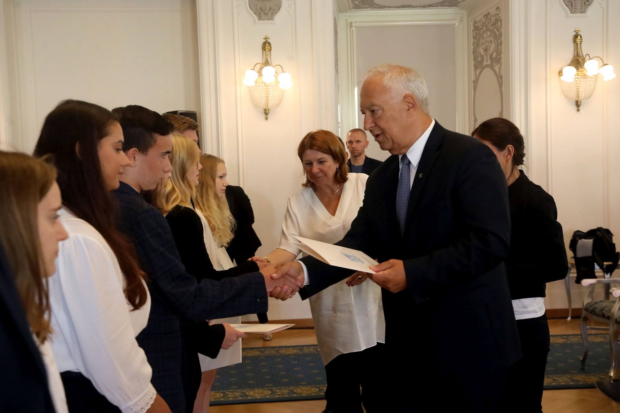 Prezydent nagrodził najlepszych uczniów stypendiami