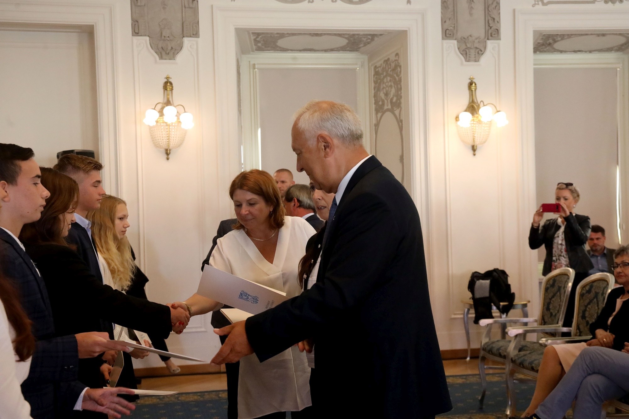 Prezydent nagrodził najlepszych uczniów stypendiami