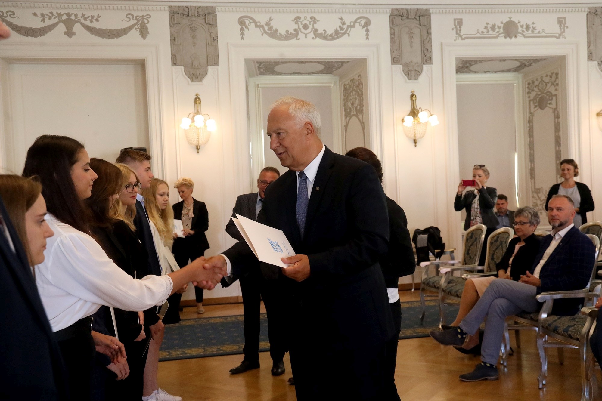 Prezydent nagrodził najlepszych uczniów stypendiami