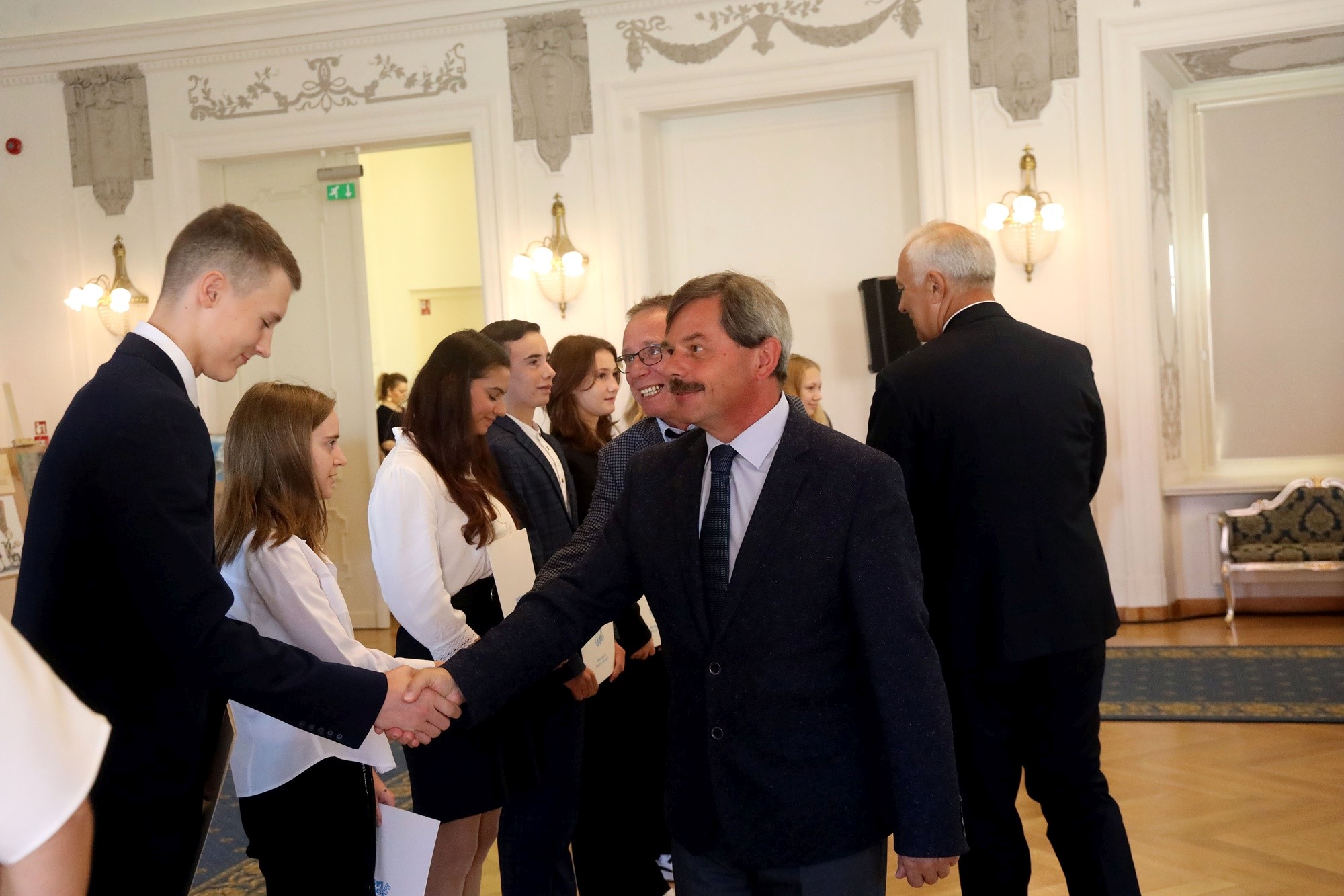 Prezydent nagrodził najlepszych uczniów stypendiami