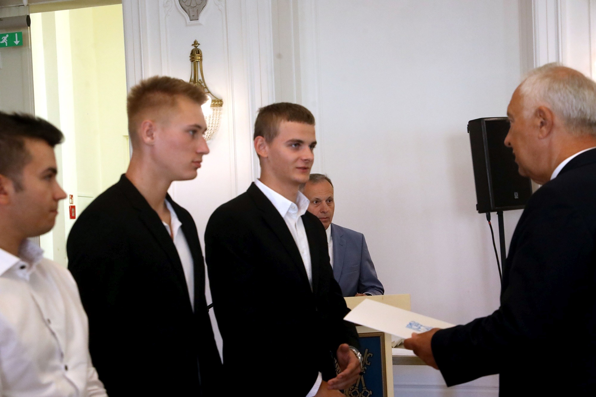 Prezydent nagrodził najlepszych uczniów stypendiami