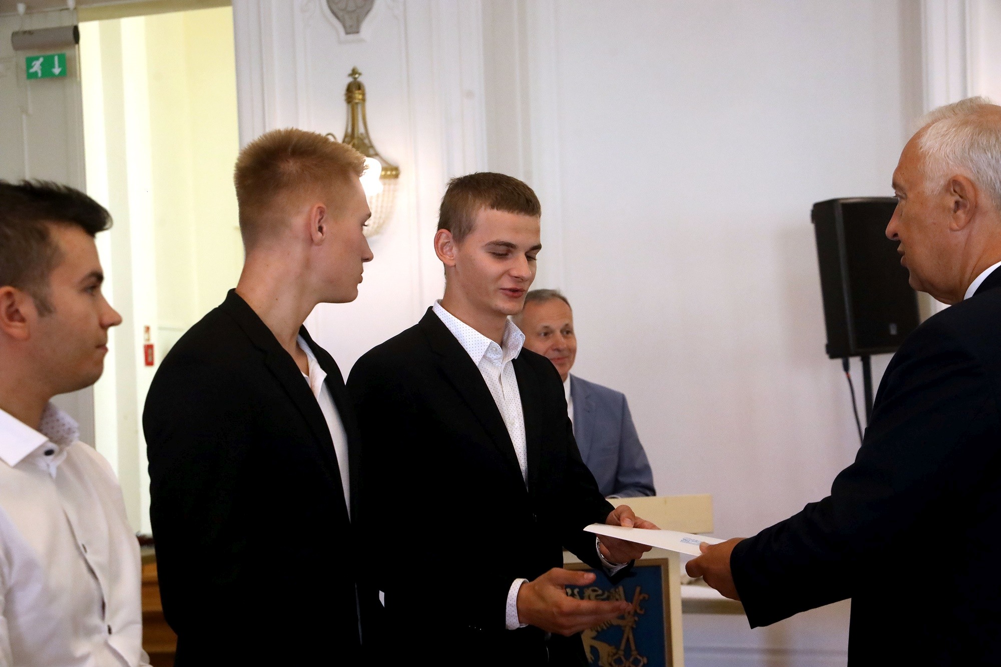 Prezydent nagrodził najlepszych uczniów stypendiami