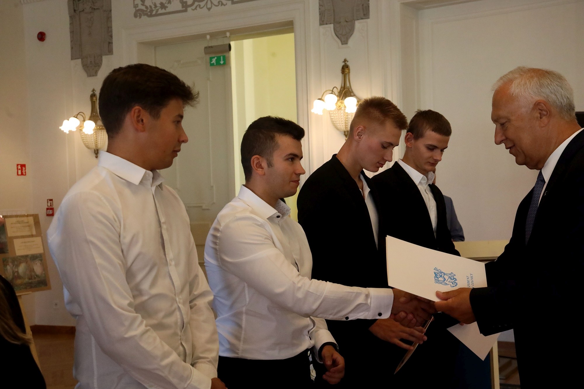 Prezydent nagrodził najlepszych uczniów stypendiami