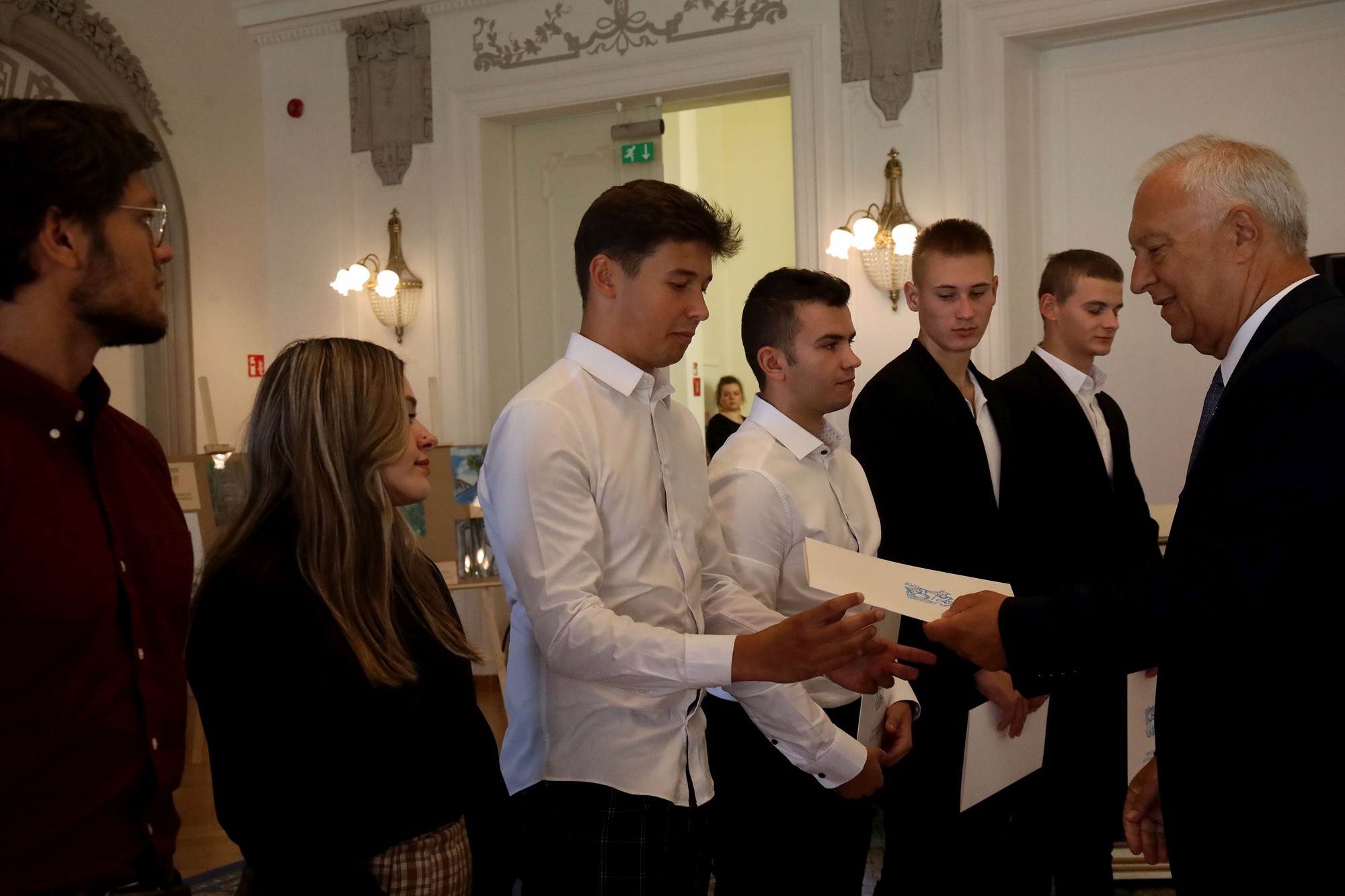 Prezydent nagrodził najlepszych uczniów stypendiami