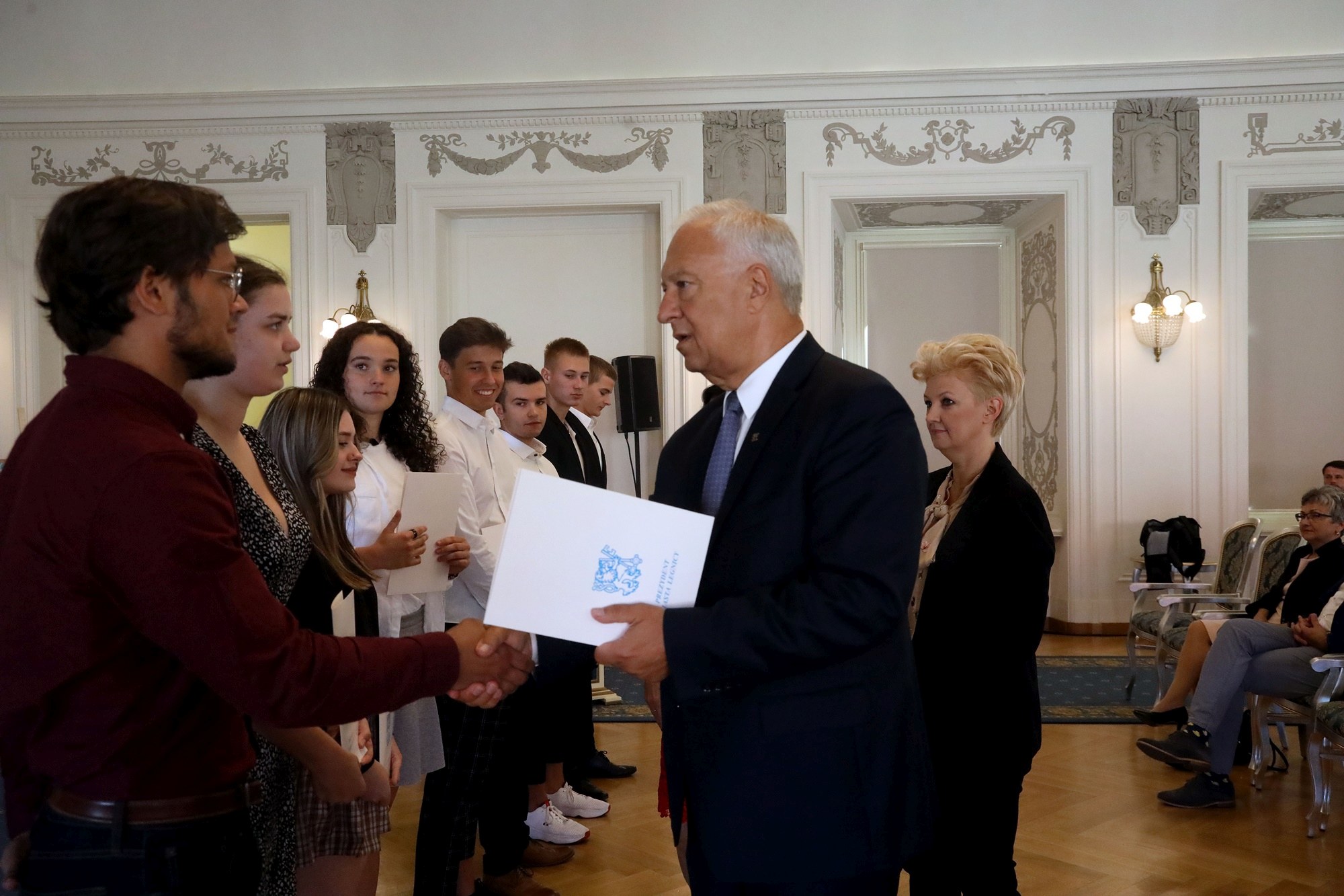 Prezydent nagrodził najlepszych uczniów stypendiami