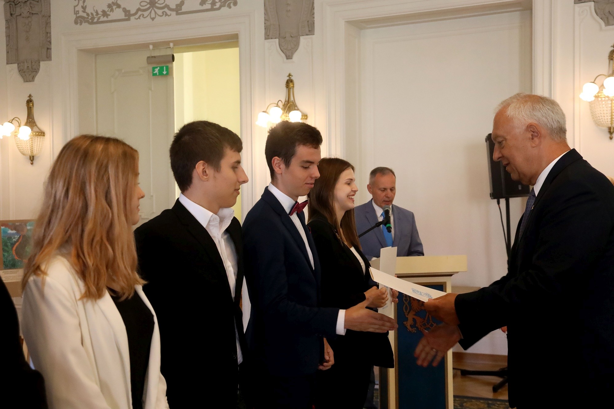 Prezydent nagrodził najlepszych uczniów stypendiami