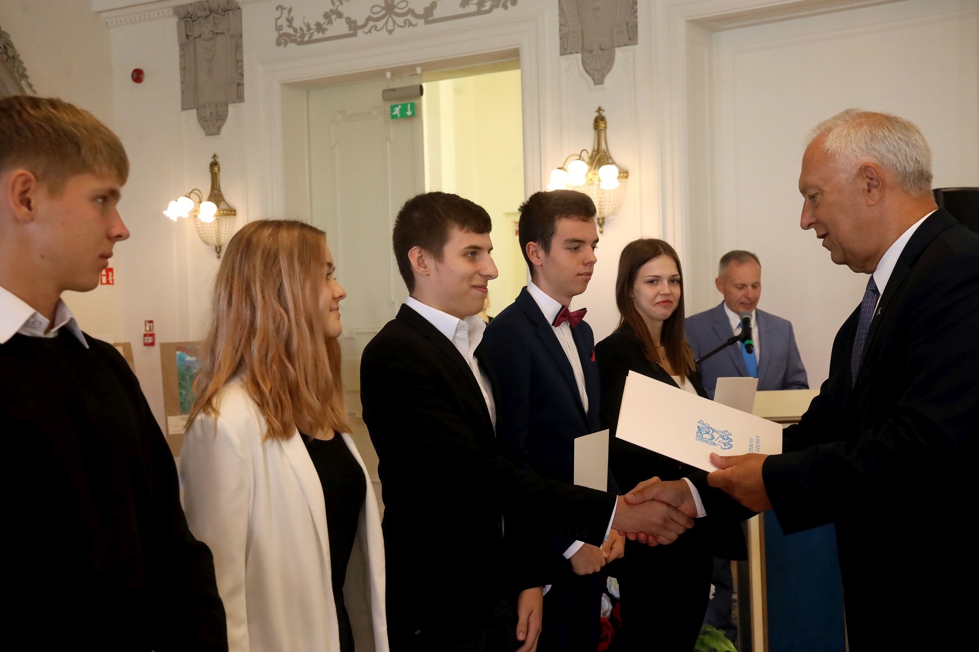 Prezydent nagrodził najlepszych uczniów stypendiami