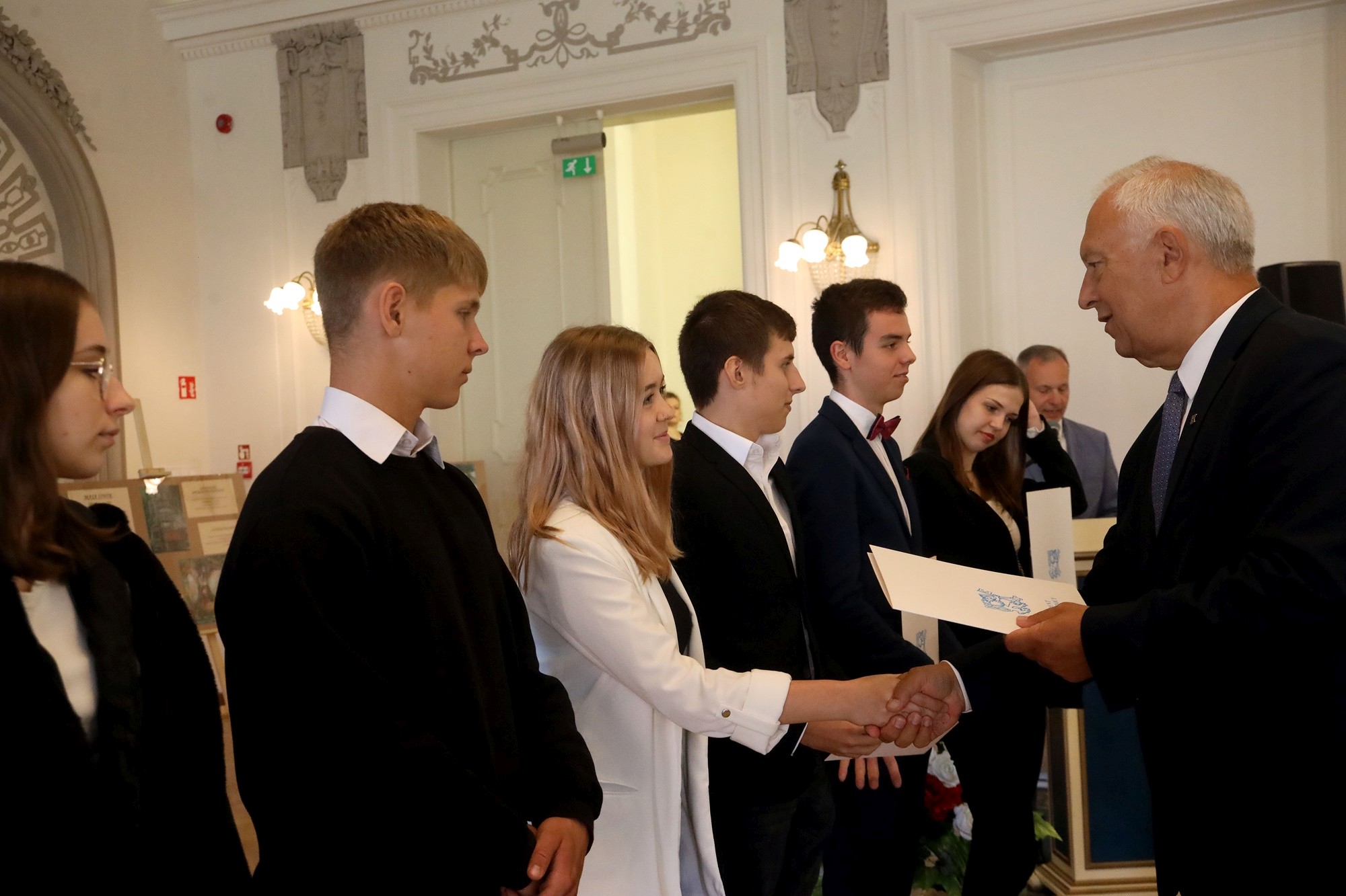 Prezydent nagrodził najlepszych uczniów stypendiami
