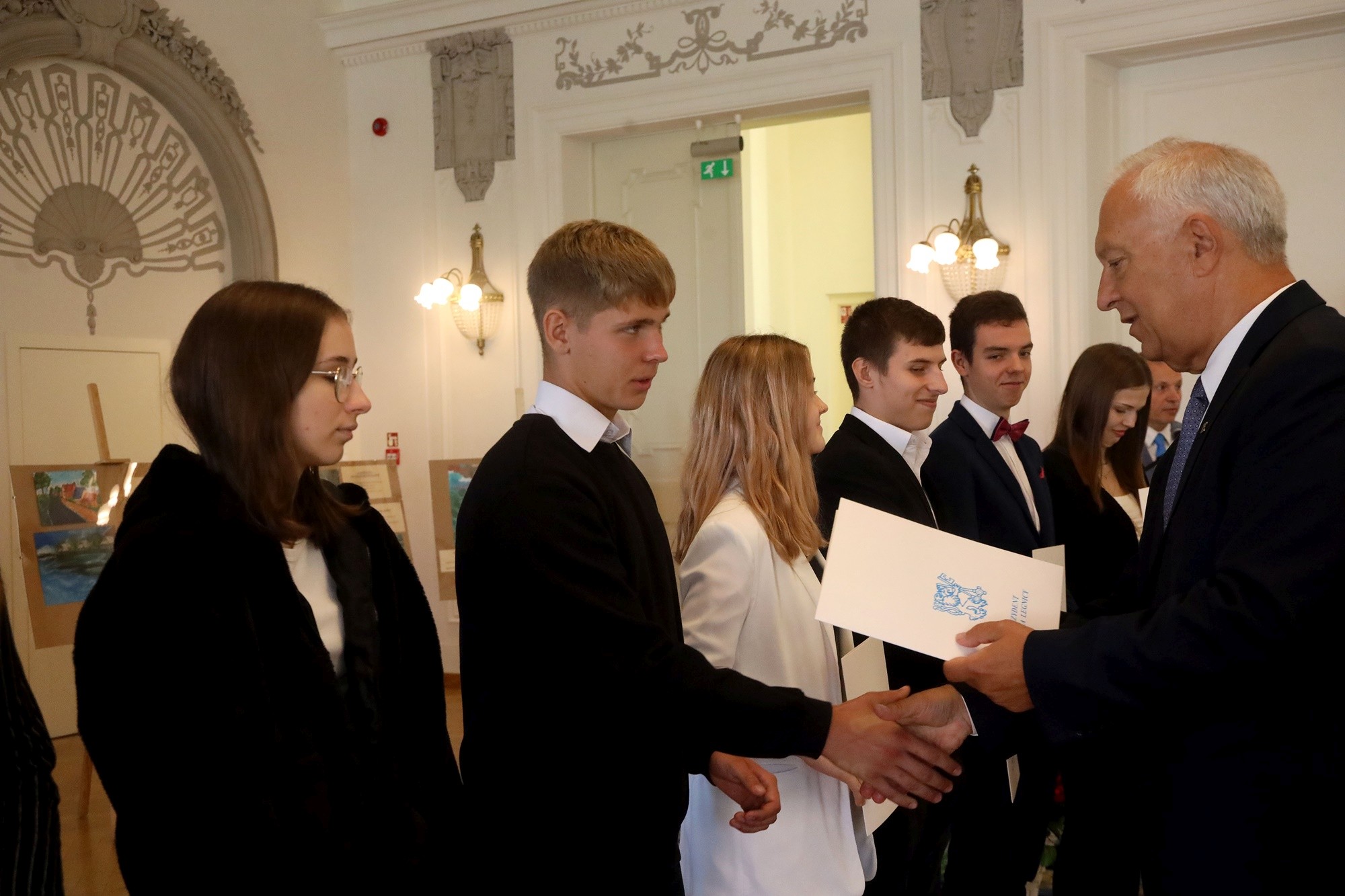 Prezydent nagrodził najlepszych uczniów stypendiami