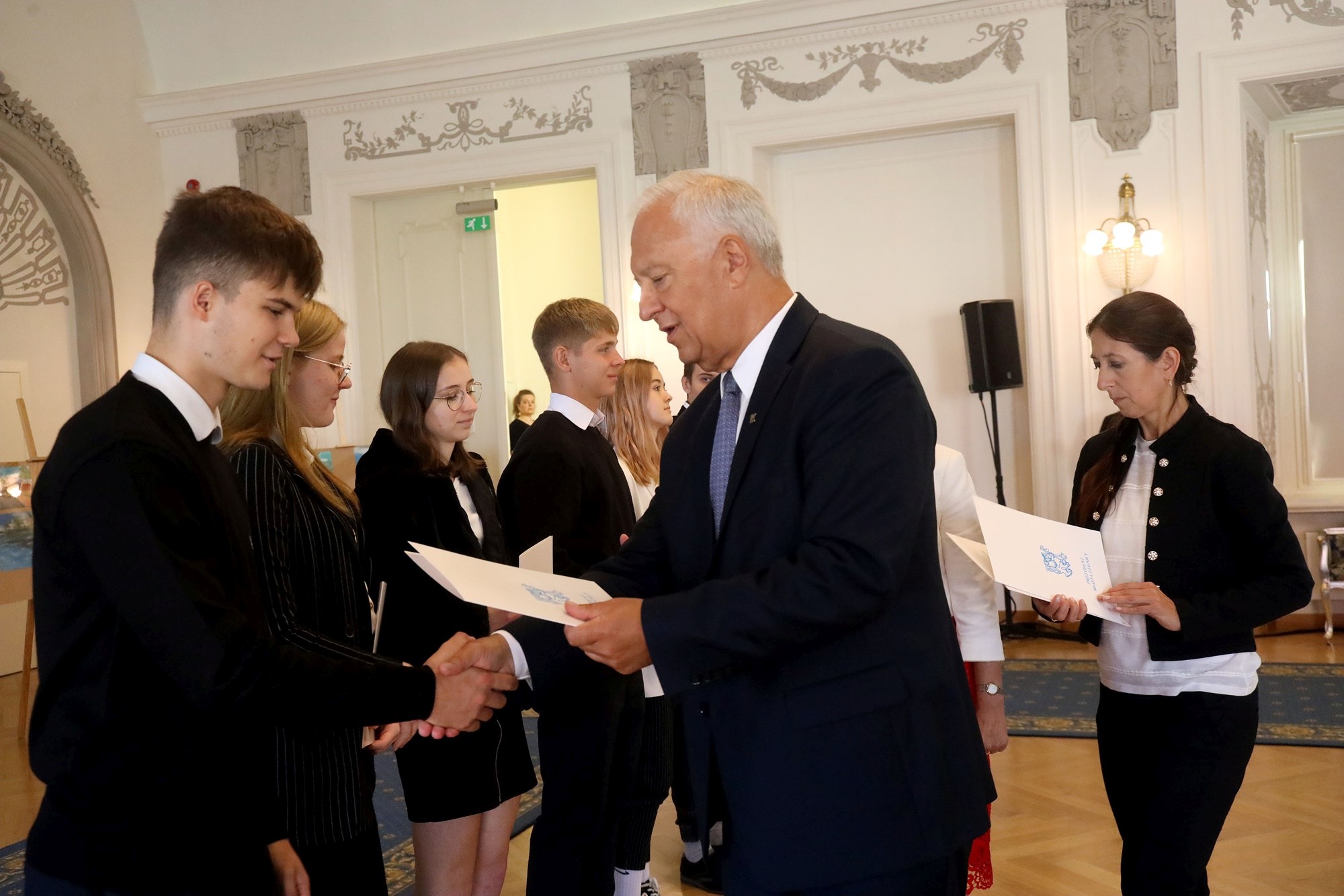 Prezydent nagrodził najlepszych uczniów stypendiami