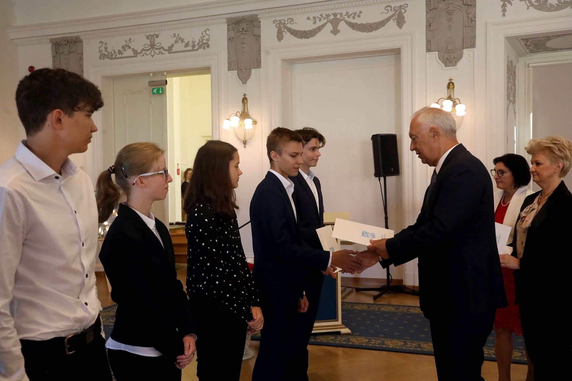 Prezydent nagrodził najlepszych uczniów stypendiami