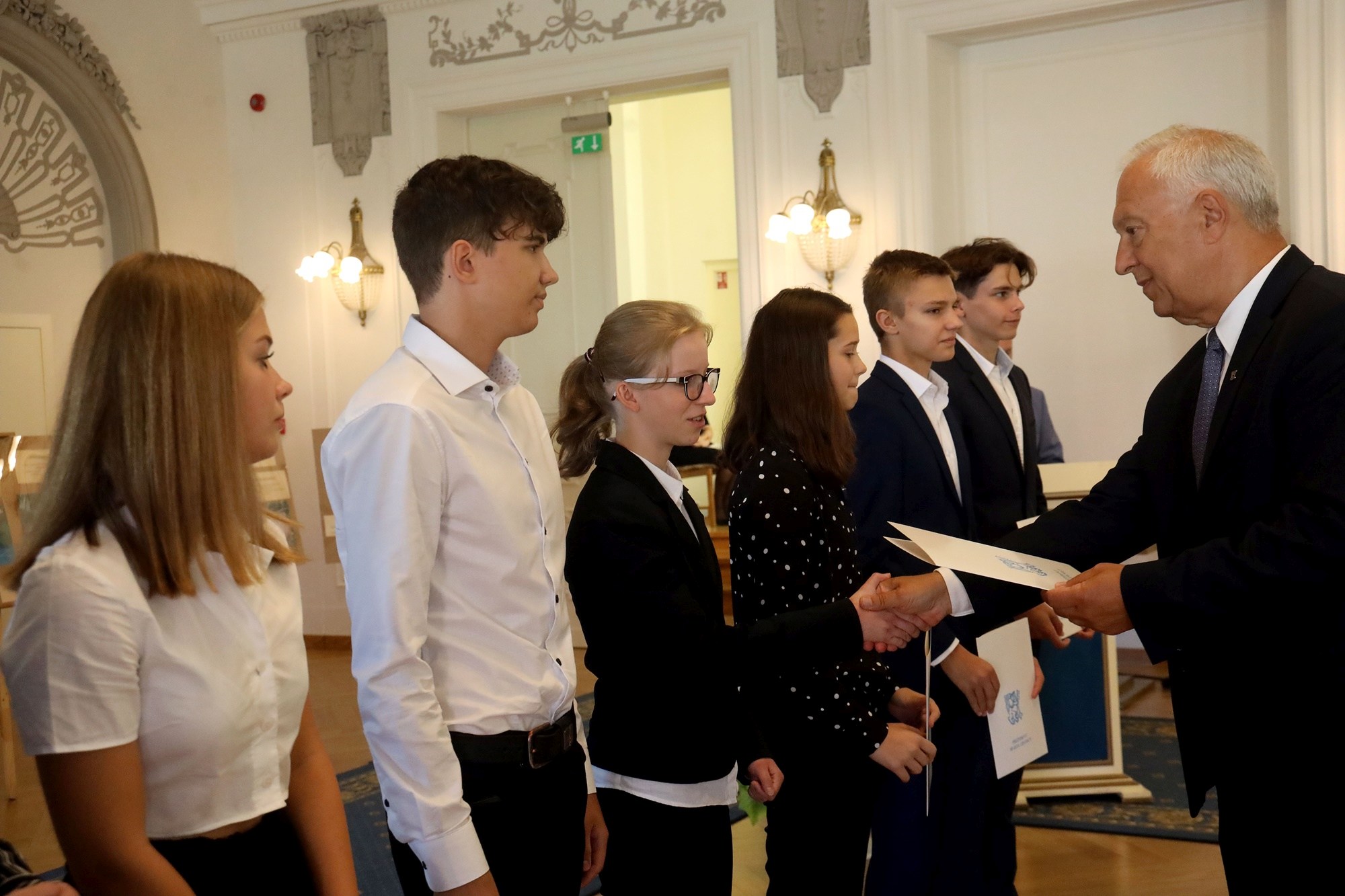 Prezydent nagrodził najlepszych uczniów stypendiami