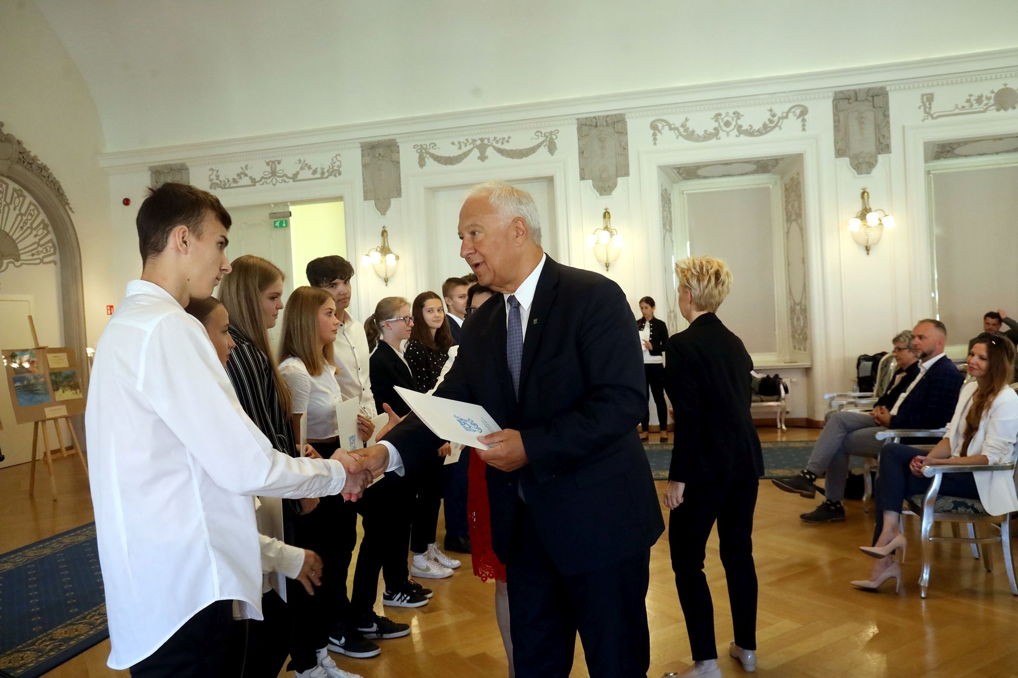 Prezydent nagrodził najlepszych uczniów stypendiami