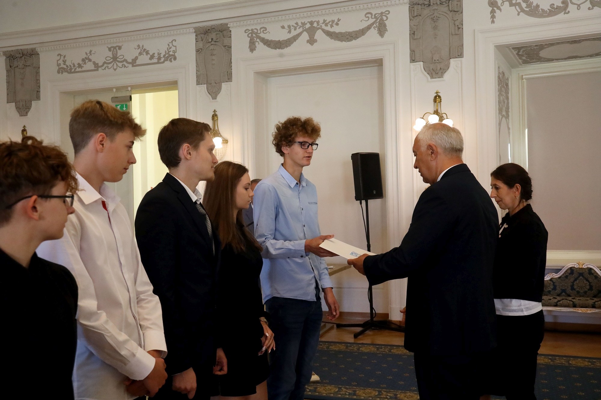 Prezydent nagrodził najlepszych uczniów stypendiami