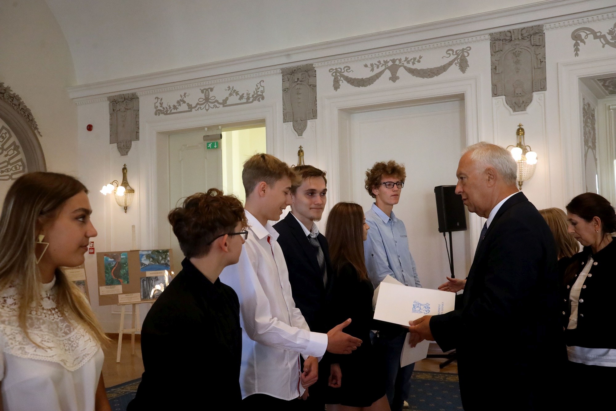 Prezydent nagrodził najlepszych uczniów stypendiami
