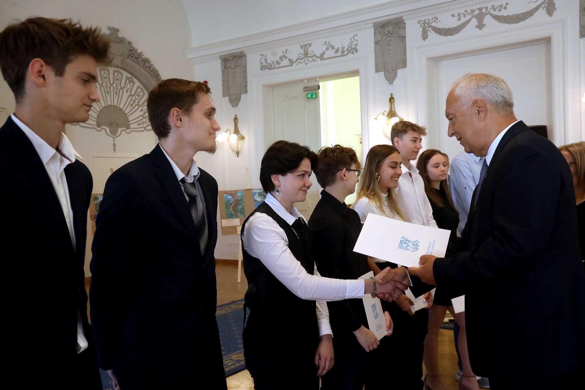 Prezydent nagrodził najlepszych uczniów stypendiami