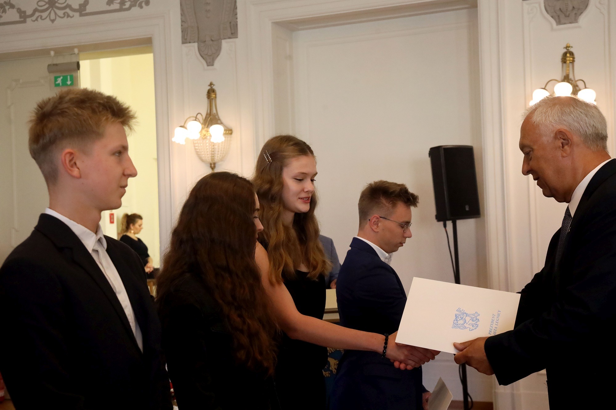 Prezydent nagrodził najlepszych uczniów stypendiami