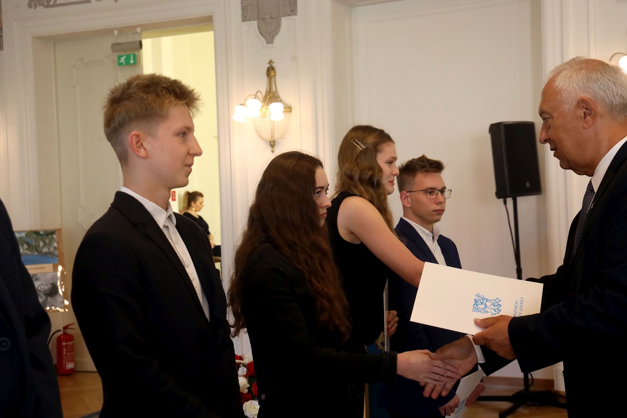 Prezydent nagrodził najlepszych uczniów stypendiami